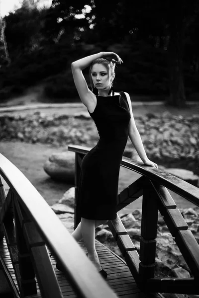 공원에 검은 드레스에서 여자의 흑백 초상화 — 스톡 사진