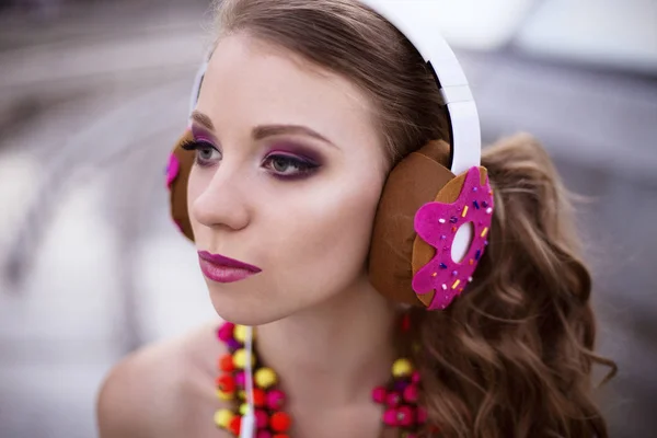 Retrato de chica en la calle con auriculares — Foto de Stock