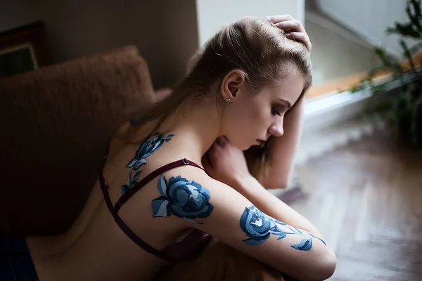 Κορίτσι στο εσωρούχων με μπλε τριαντάφυλλα τέχνης ζωγραφική σώματος — Φωτογραφία Αρχείου
