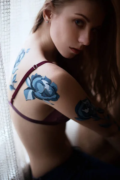 青いバラをランジェリーの女の子ボディー アート絵画 — ストック写真