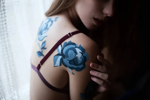 Fille en lingerie avec des roses bleues art corporel peinture — Photo