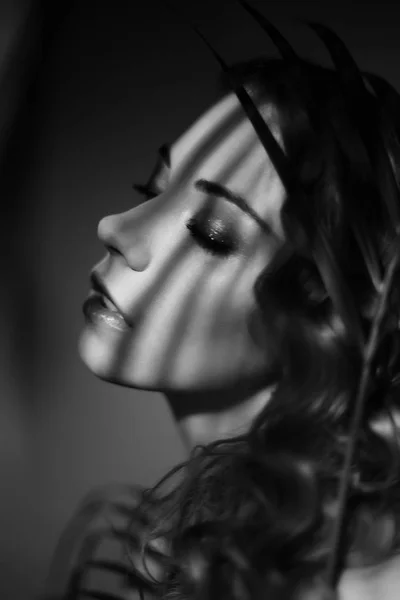 Portret van een meisje met schaduwen op haar gezicht — Stockfoto