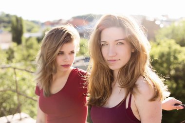 Çatıda iki kız arkadaşım portresi 