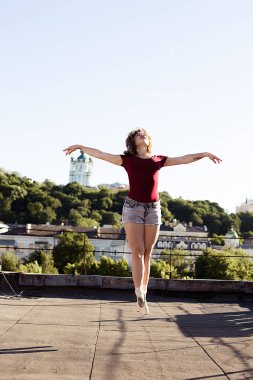 Balerin çatıda portresi 