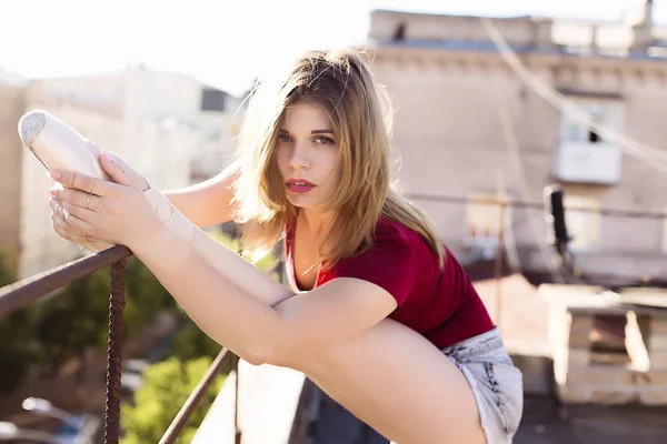 Retrato de bailarina en el techo — Foto de Stock