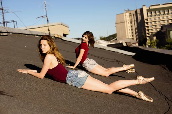 Porträt zweier Ballerinen auf dem Dach — Stockfoto