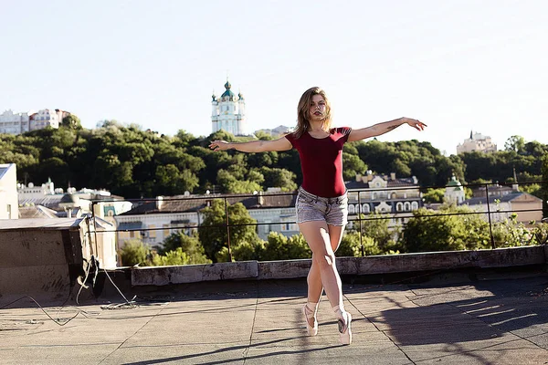 Портрет балерины на крыше — стоковое фото