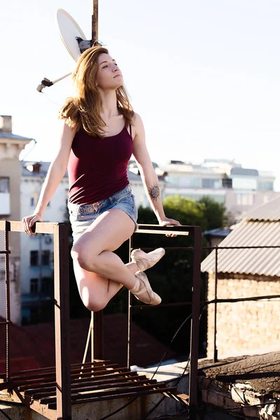 Retrato de bailarina en el techo — Foto de Stock