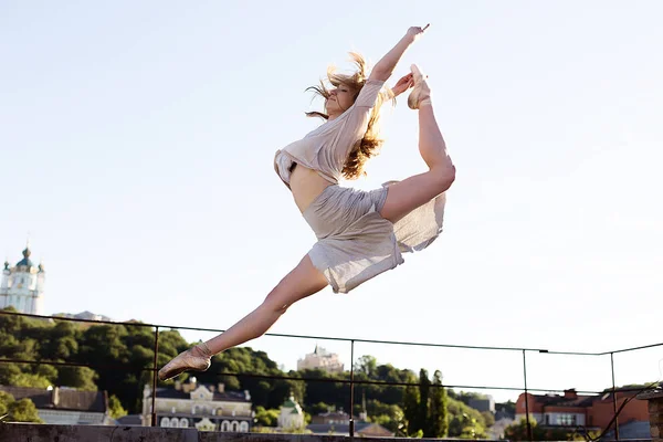 Retrato de bailarina no telhado — Fotografia de Stock
