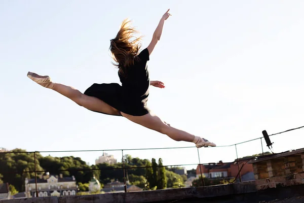 Retrato de bailarina no telhado — Fotografia de Stock