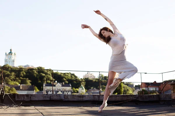 Porträt einer Ballerina auf dem Dach — Stockfoto