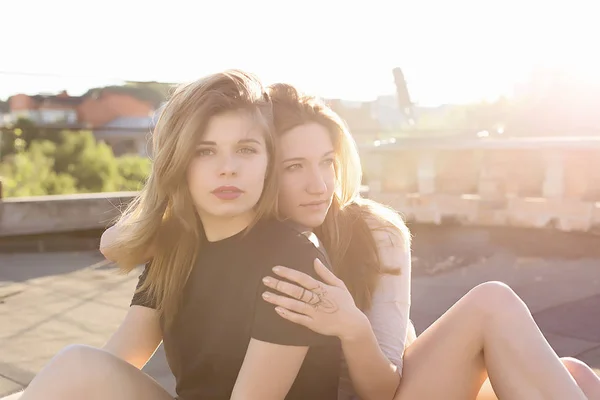 Porträt zweier Freundinnen auf dem Dach — Stockfoto