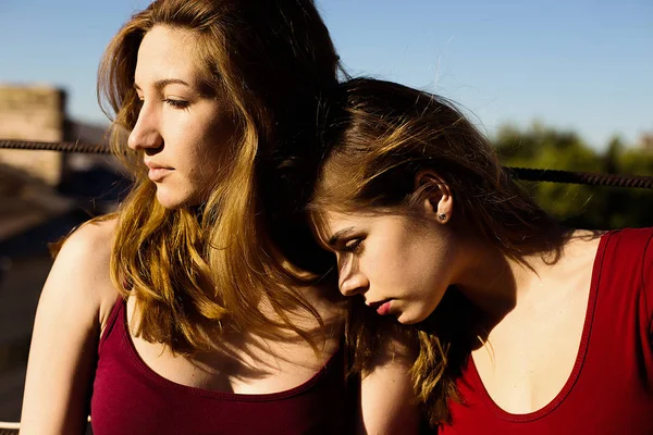Porträt zweier Freundinnen auf dem Dach — Stockfoto