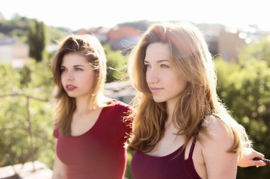 Çatıda iki kız arkadaşım portresi 