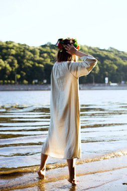 Etnik elbiseleri kutluyor çiçek çelenk ile kız