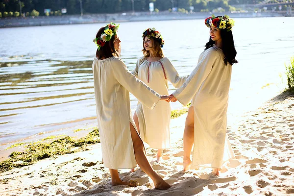 Mädchen in ethnischer Kleidung mit Blumenkranz feiern — Stockfoto