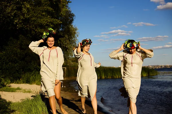 Девушки в этнической одежде с венком из цветов празднуют — стоковое фото