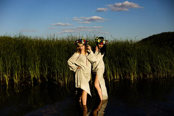 祝う花の花輪と民族衣装の女の子 — ストック写真