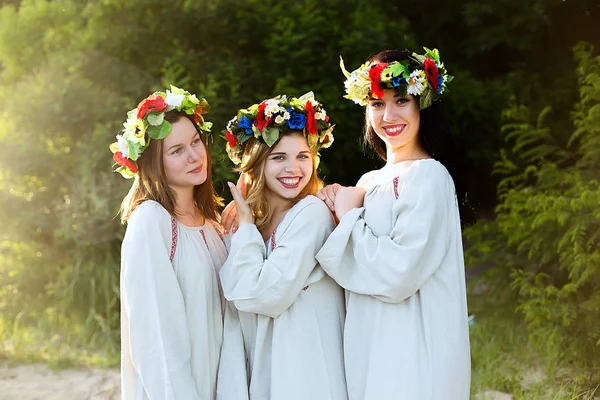 Девушки в этнической одежде с венком из цветов празднуют — стоковое фото