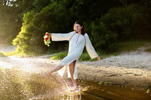 Девушка в этнической одежде с венком из цветов празднует — стоковое фото