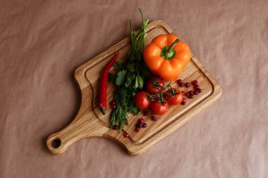 Sebze ile ahşap plaka