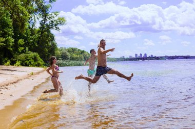 Bir grup arkadaş sahilde eğleniyor.