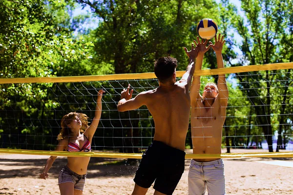 Gruppo di amici si divertono sulla spiaggia — Foto Stock