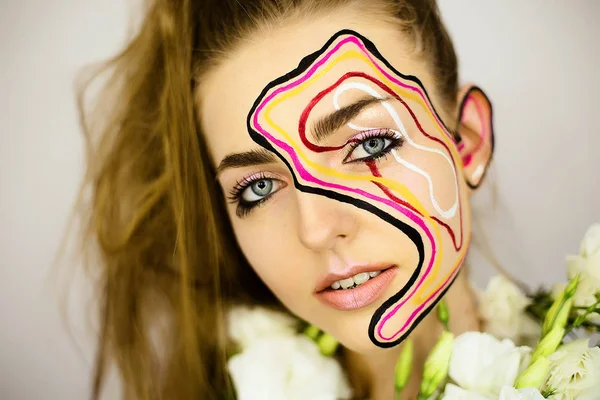 Retrato de chica hermosa con maquillaje creativo — Foto de Stock