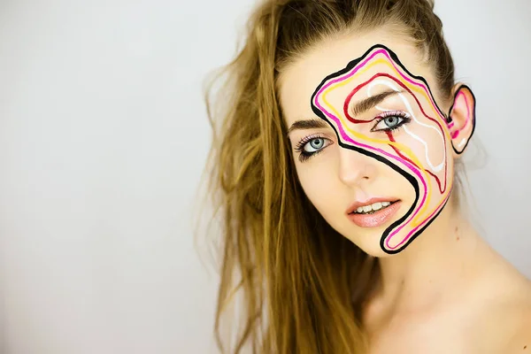 Retrato de chica hermosa con maquillaje creativo —  Fotos de Stock