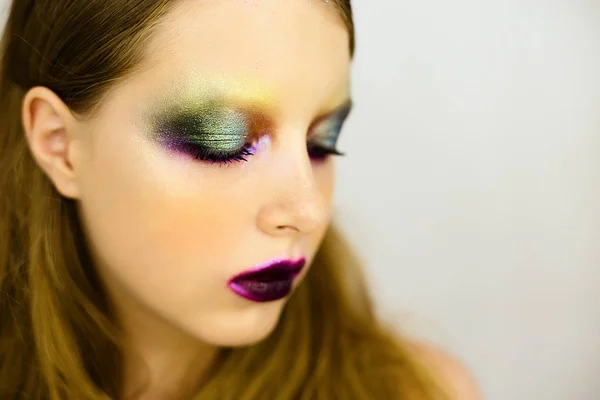 Retrato de chica hermosa con maquillaje colorido creativo —  Fotos de Stock