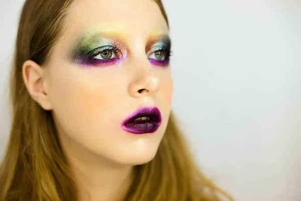 Retrato de chica hermosa con maquillaje colorido creativo — Foto de Stock