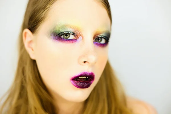 Yaratıcı renkli makyaj ile güzel kız portresi — Stok fotoğraf