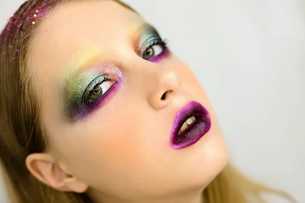 Portret van mooi meisje met creatieve kleurrijke make-up — Stockfoto