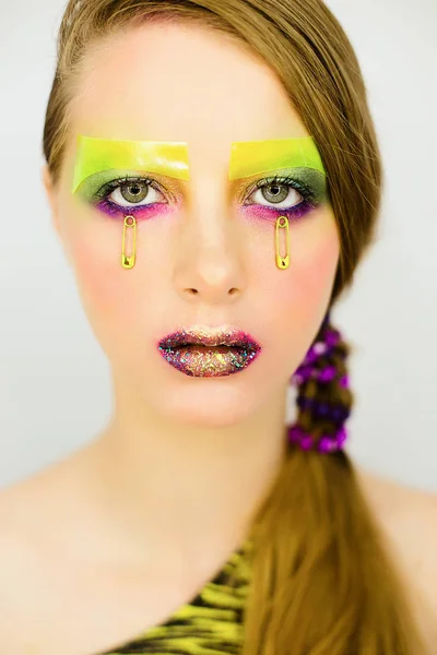 Portrait de belle fille avec maquillage coloré créatif — Photo