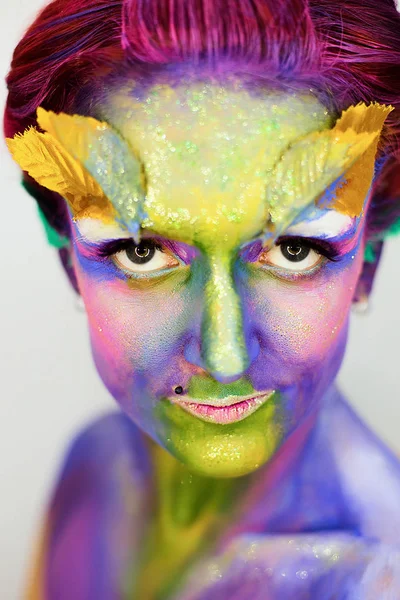 Retrato de hermosa chica con el arte del cuerpo creativo maquillaje con purpurina — Foto de Stock
