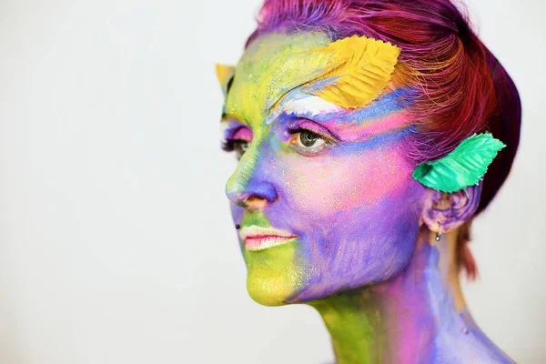 Retrato de hermosa chica con el arte del cuerpo creativo maquillaje con purpurina —  Fotos de Stock