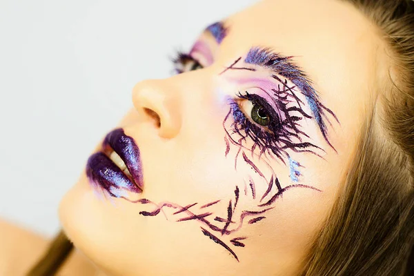 Portret van mooi meisje met creatieve make-up — Stockfoto