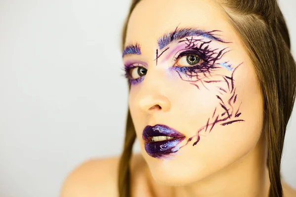 Portret van mooi meisje met creatieve make-up — Stockfoto