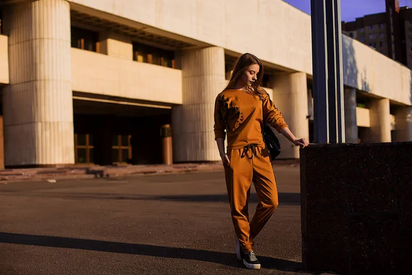 Ritratto all'aperto di ragazza in costume sportivo passeggiando per le strade della città — Foto Stock