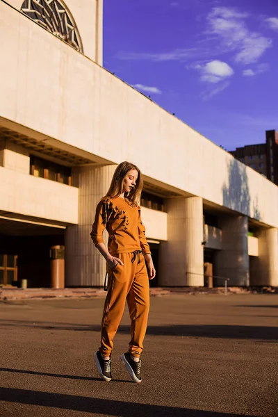 Retrato al aire libre de chica en traje deportivo caminando calles de la ciudad —  Fotos de Stock