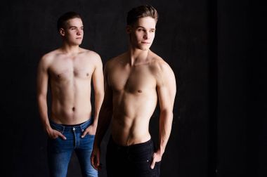 İki yakışıklı oğlan ara kardeş üstsüz poz yaşam tarzı portresi