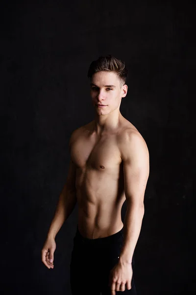 Portret van de levensstijl van de knappe jongen poseren topless in loft studio — Stockfoto