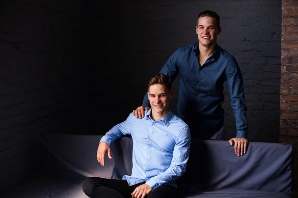 Estilo de vida retrato de dois meninos bonitos tween irmãos — Fotografia de Stock