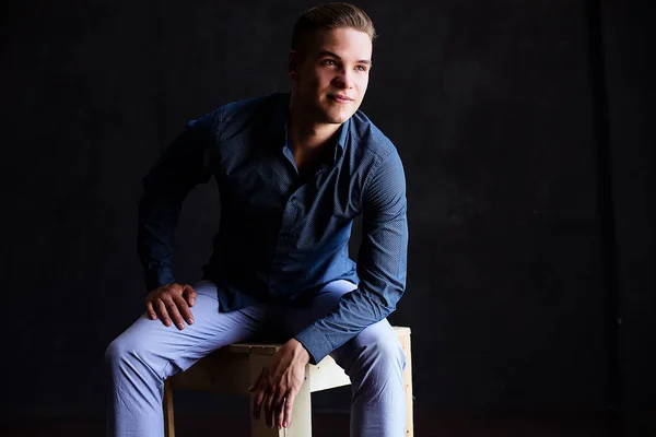 Portret van de levensstijl van de knappe jongen in loft studio — Stockfoto