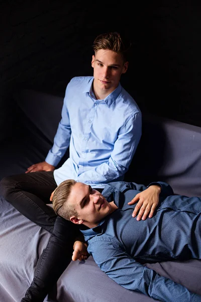 Levensstijl portret van twee knappe jongens tween-broers in loft studio — Stockfoto