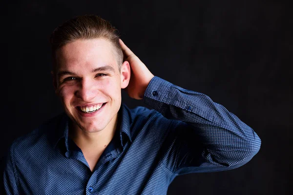 Portret van de levensstijl van de knappe jongen in loft studio — Stockfoto