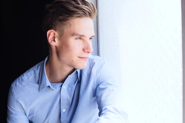 Portret van de levensstijl van de knappe jongen in loft studio — Stockfoto