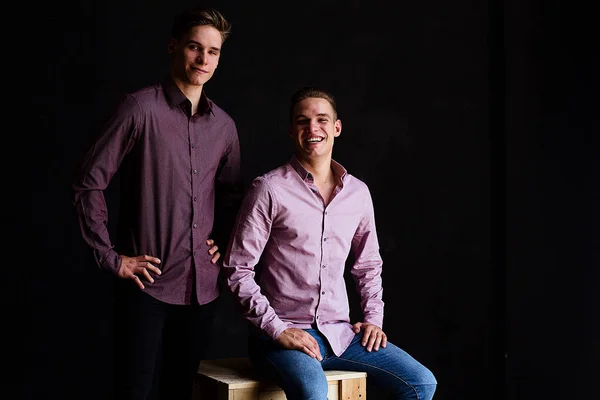 Retrato de estilo de vida de dos chicos guapos entre hermanos en el estudio loft —  Fotos de Stock