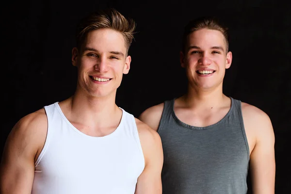 Levensstijl portret van twee knappe jongens tween-broers — Stockfoto