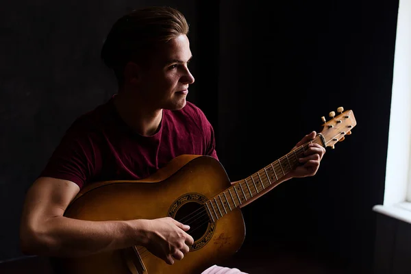 Portret van de levensstijl van de knappe jongen in loft studio gitaarspelen — Stockfoto